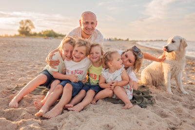 Zdjęcie rodzinne z sesji fotograficznej na plaży w Trójmieście