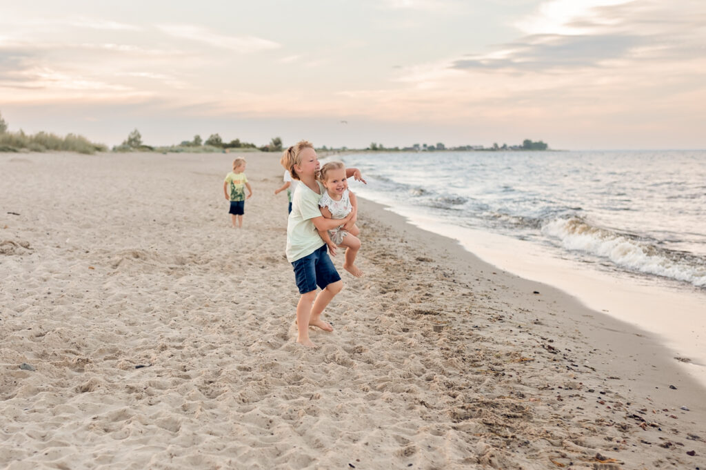 Rodzina cieszy się radością z sesji fotograficznej na plaży w Gdyni