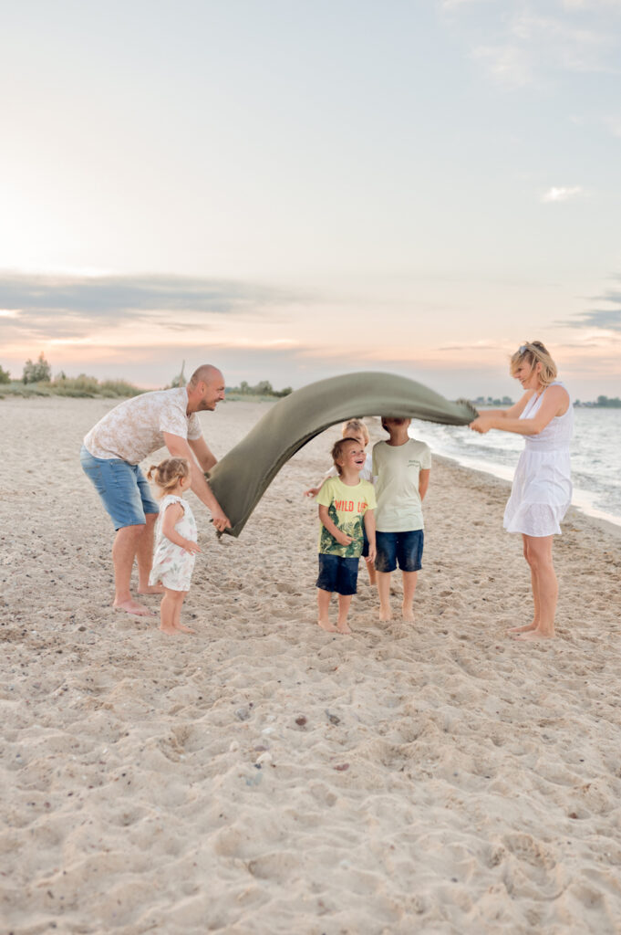 Rodzina cieszy się czasem na plaży podczas sesji fotograficznej w Gdyni