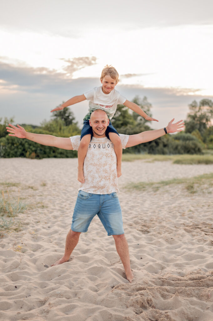 Szczęśliwa rodzina podczas sesji fotograficznej na plaży w Gdyni