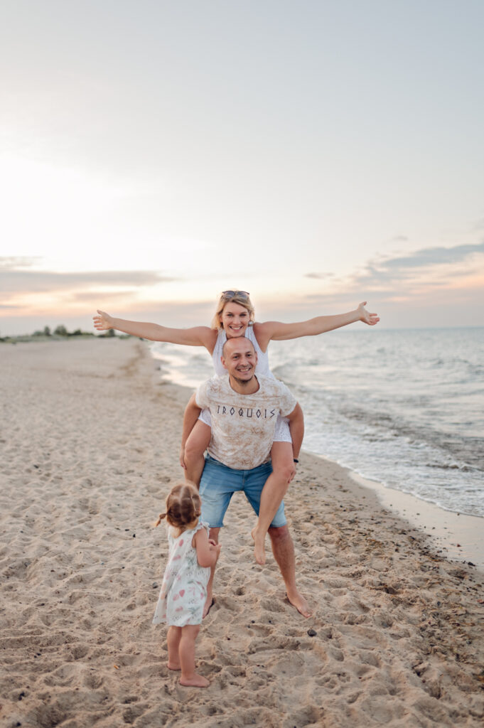 Zdjęcie z rodzinnej sesji fotograficznej na plaży w Gdyni