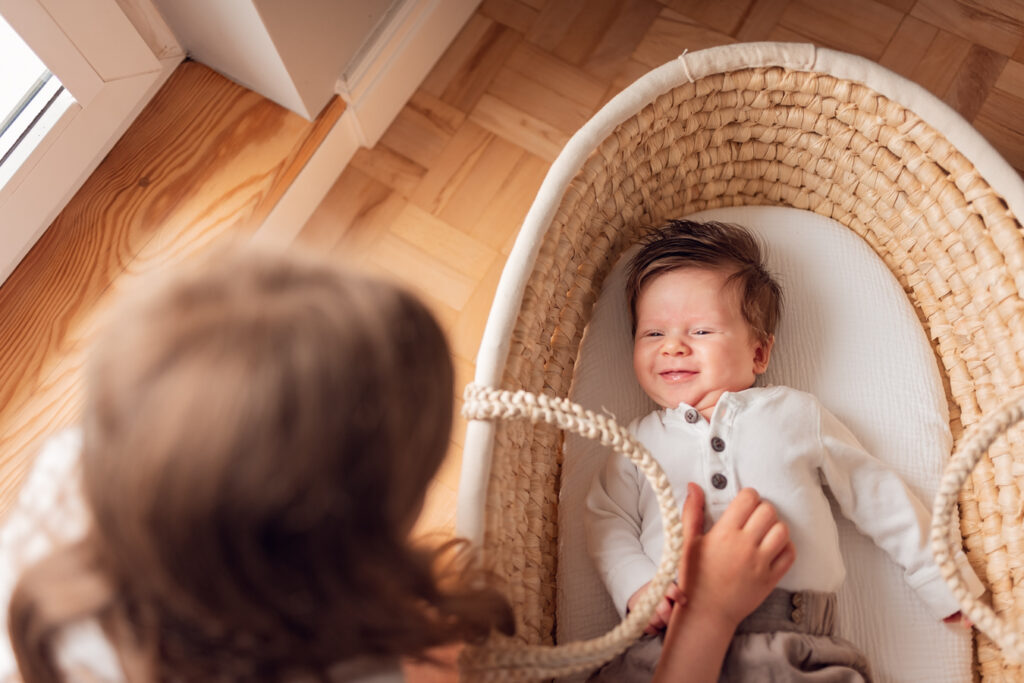 Radosny uśmiech niemowlaka podczas rodzinnej sesji domowej, Gdańsk
