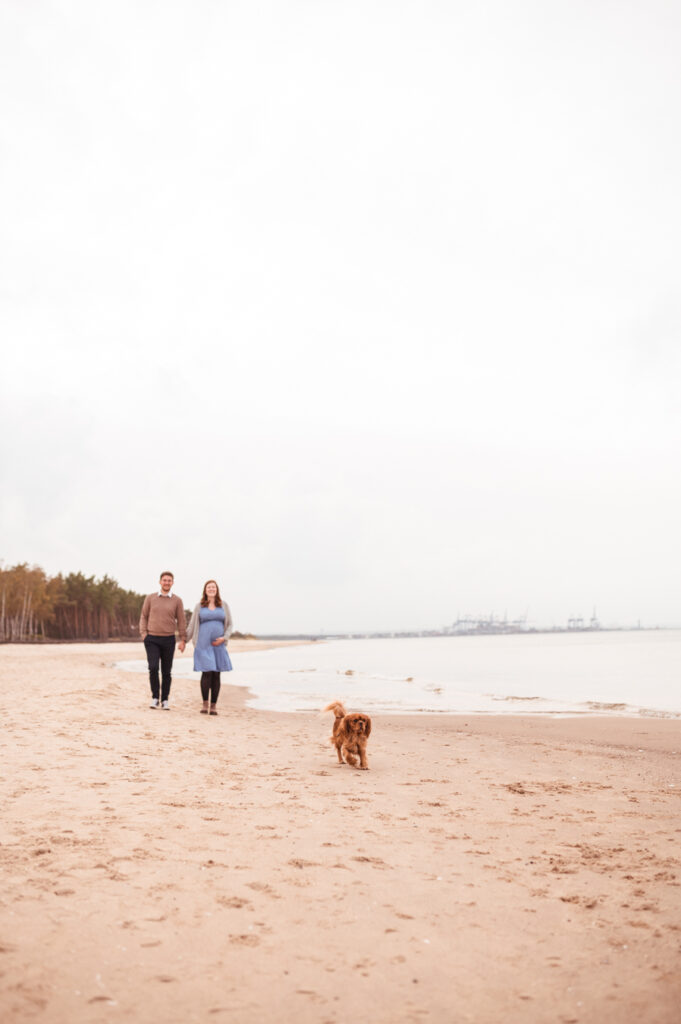 Naturalna sesja ciążowa na plaży z psem, Gdańsk.