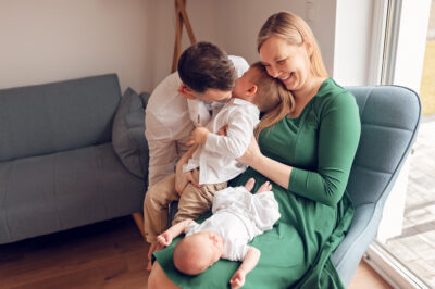 Ujęcie noworodka i starszaka podczas sesji fotograficznej w Gdyni