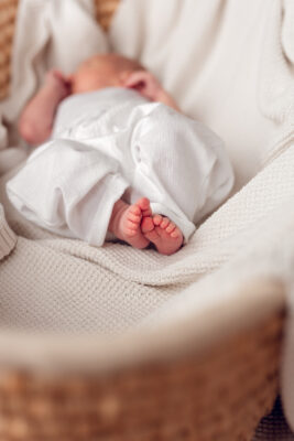Ujęcie noworodka i starszaka podczas sesji fotograficznej w Żukowie