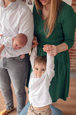 Ujęcie noworodka i starszaka podczas sesji fotograficznej w Gdyni