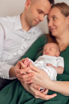 Ujęcie noworodka podczas sesji fotograficznej w Gdyni