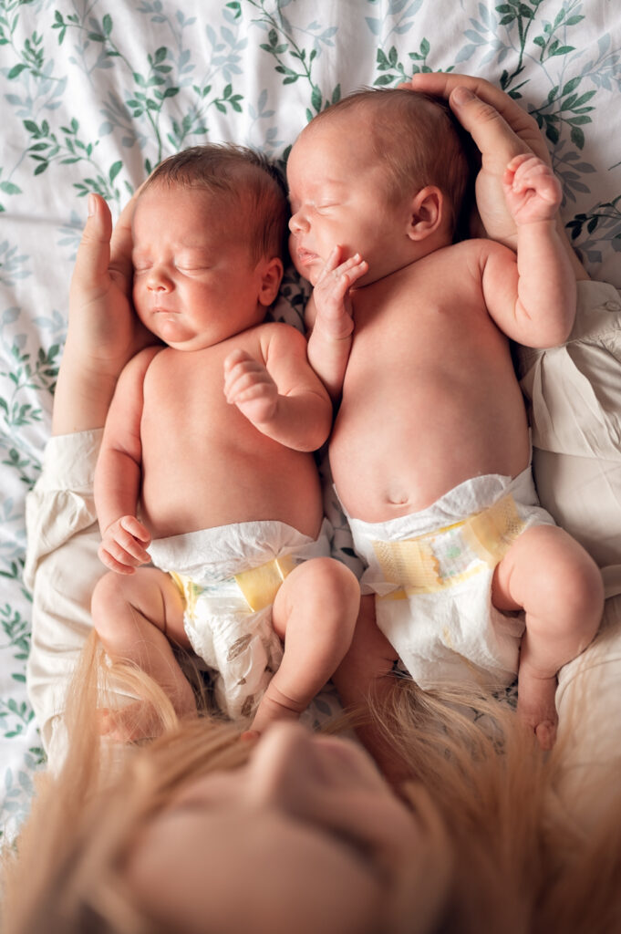 Fotografia z sesji noworodkowej ukazująca ciepłe relacje bliźniaków w Trójmieście