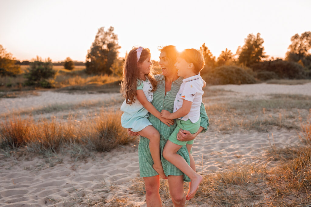 Fotografia rodziny o złotej godzinie na plaży w Trójmieście - magiczne chwile