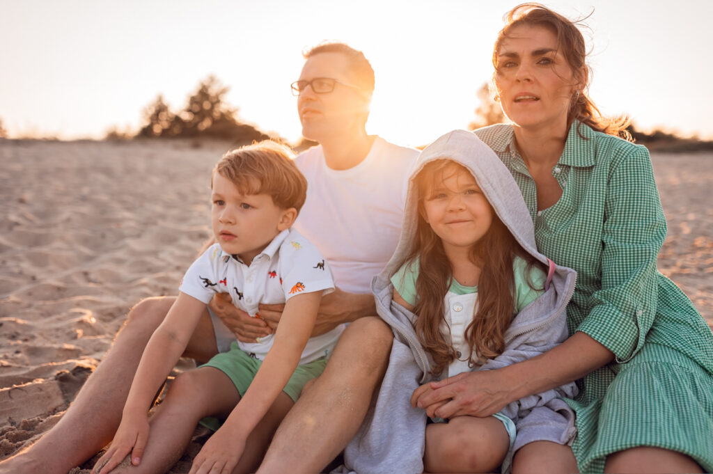 Sesja plenerowa o zachodzie słońca na plaży w Trójmieście - bliskość rodziny