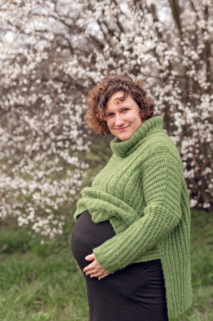 Mama oczekująca dziecka podczas wiosennej sesji ciążowej Trójmiasto