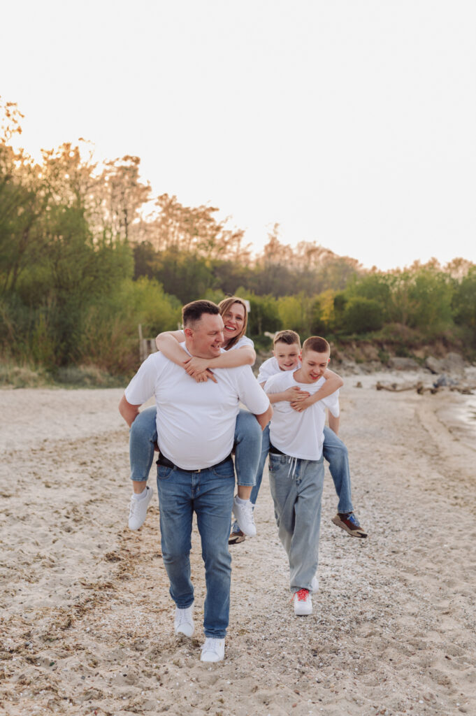 Wyścigi na nadmorskiej plaży podczas sesji z nastoletnimi dziećmi.