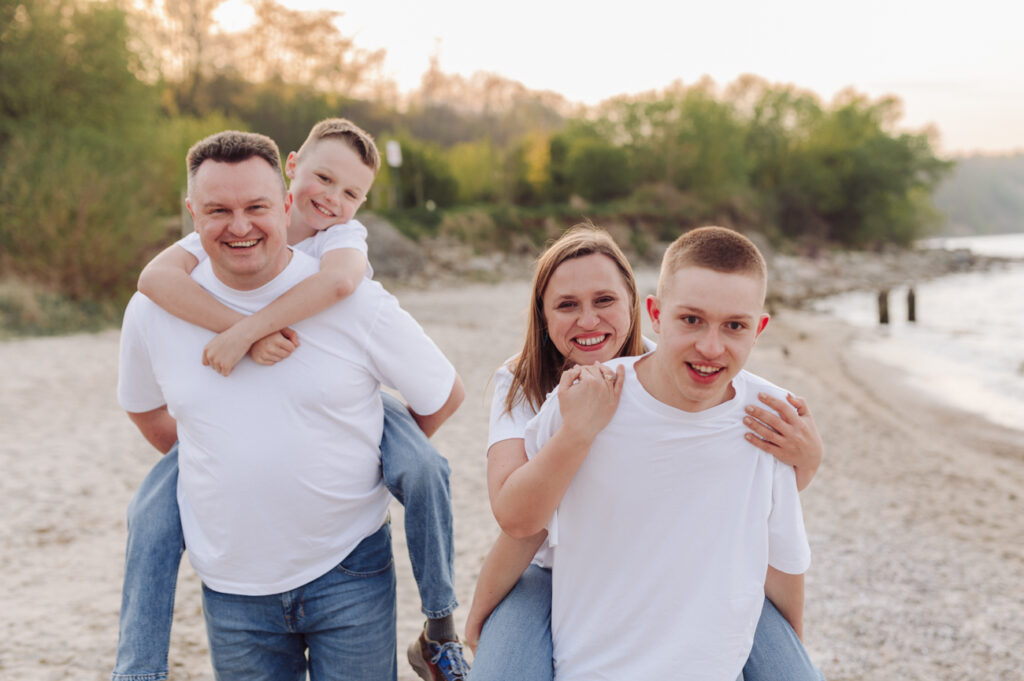 Rodzinne wygłupy na sesji z nastoletnimi dziećmi. 