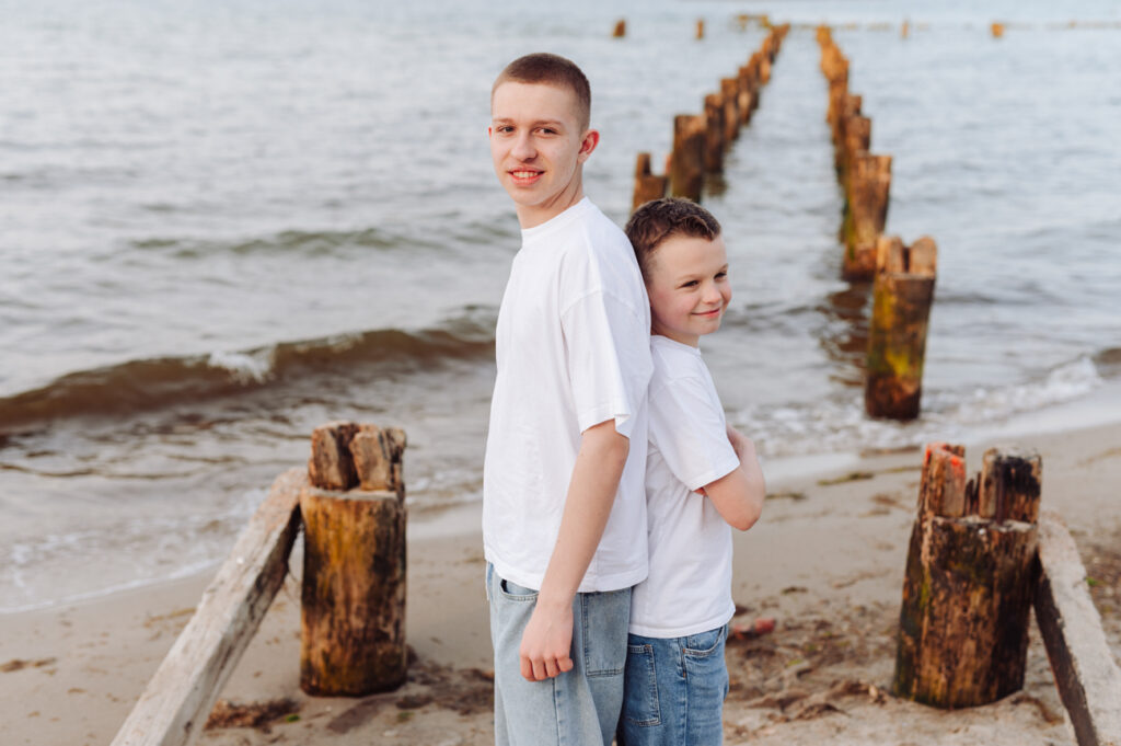 Bracia stojący razem na brzegu morza. 