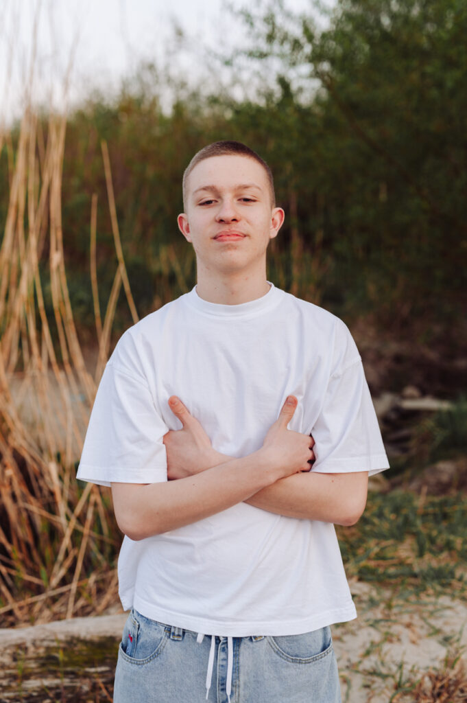 Portret nastolatka na plaży.