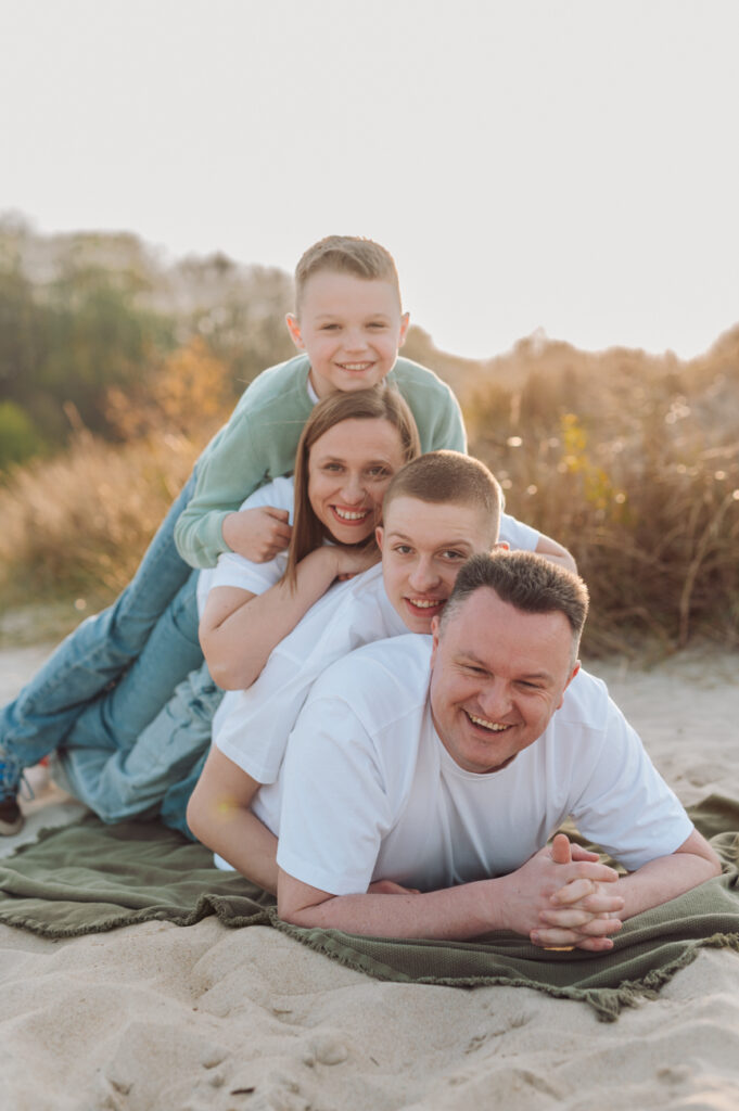 Kanapka zrobiona z taty na nadmorskiej sesji rodzinnej.