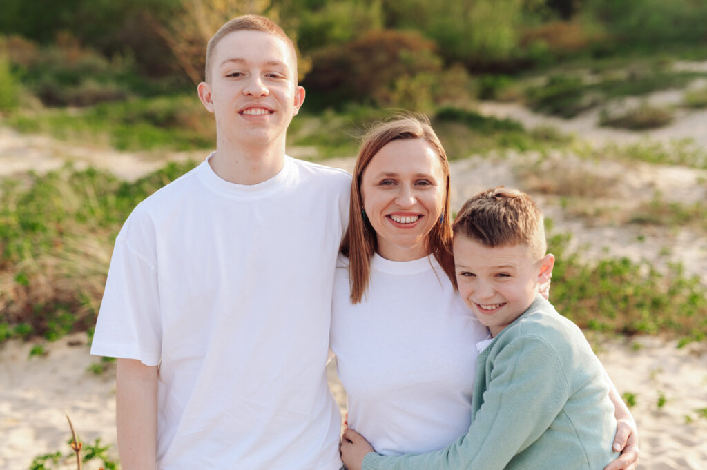 Mama ze swoimi nastoletnimi synami podczas rodzinnej sesji z nastolatkami.